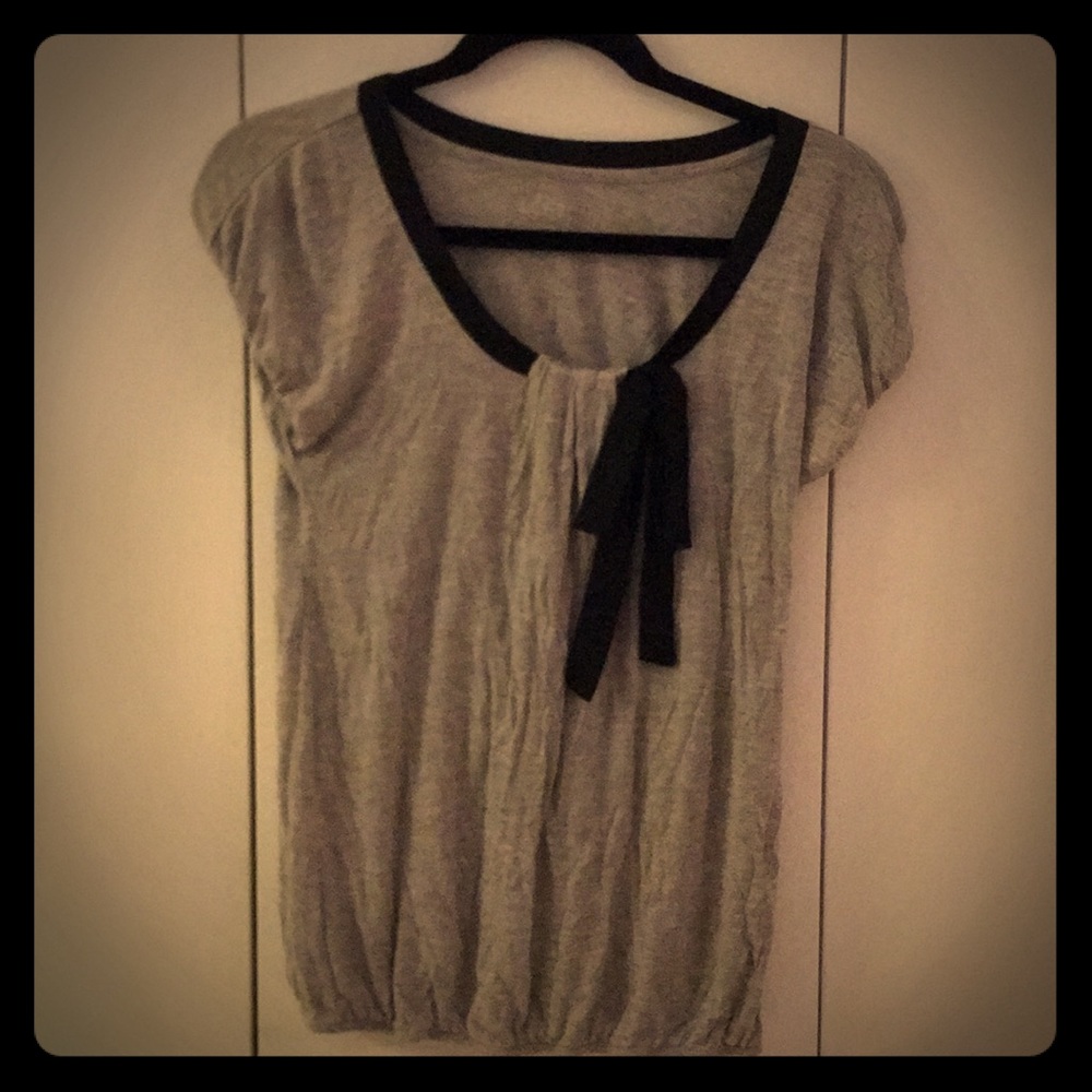 Shirt sleeve top with black bow